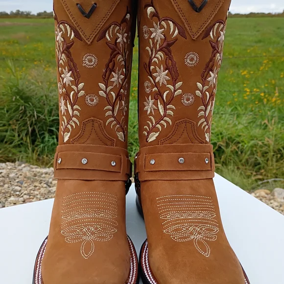 Embroidered Leather Tan Cowboy Boots - Picture 4 of 6